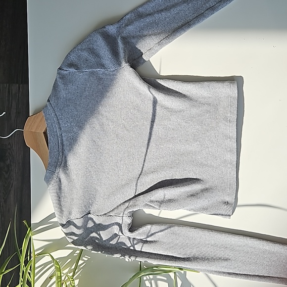 Aritzia Grey Long Sleeve Crew Neck Crop Top - Picture 8 of 8